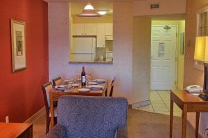 Kuchyň nebo kuchyňský kout v ubytování Holiday Inn Hotel & Suites Osoyoos by IHG