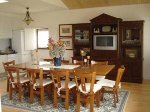 布拉干薩的住宿－路易斯岡薩加民宿，一间带木桌和椅子的用餐室