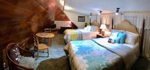 Een bed of bedden in een kamer bij Hale Maluhia Country Inn