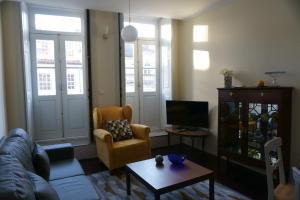 a living room with a couch and a table at Baixa Apartamento in Bragança