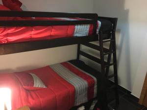 プライア・デ・ミラにあるPraia de Miraの二段ベッド2組(赤毛布付)が備わる客室です。