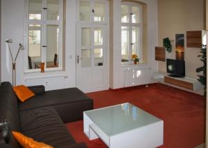 uma sala de estar com um sofá e uma mesa de centro em Garni Eden Hotels Villa Dora em Ahlbeck