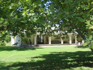 KirkwoodBroadlands Country House的前方有树的院子的建筑