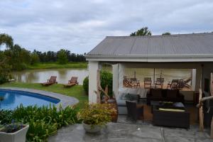 Broadlands Country House内部或周边的泳池