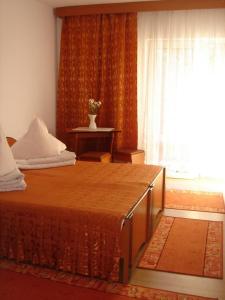 sypialnia z łóżkiem, oknem i stołem w obiekcie Motel Cristina w mieście Bicaz