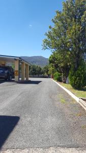 an empty road in front of a gas station at Murrurundi Motel in Murrurundi