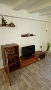 een woonkamer met een flatscreen-tv op een entertainmentcentrum bij Ferienwohnung er Loof in Monschau