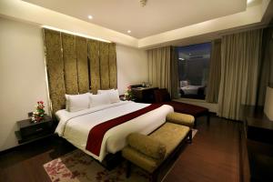 Postel nebo postele na pokoji v ubytování Hotel Royal Orchid Jaipur, Tonk Road