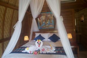 Ένα ή περισσότερα κρεβάτια σε δωμάτιο στο The Sandat Bungalow +11 φωτογραφίες