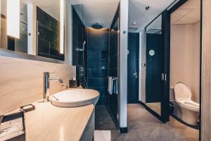 Phòng tắm tại Enso Hotel
