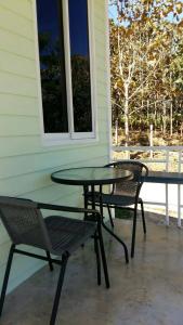 Ban Khao Ya NuaにあるKhaoKho Punsukphumokのパティオ(テーブル、椅子2脚付きのポーチ付)