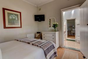 Sandown Lodge tesisinde bir odada yatak veya yataklar