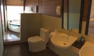 Ein Badezimmer in der Unterkunft The Barat Tioman Beach Resort
