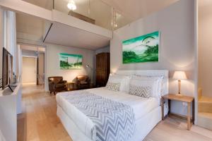 a bedroom with a large white bed in a room at Palazzo Del Carretto-Art Apartments and Guesthouse in Turin