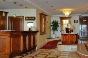 イダー・オーバーシュタインにあるパークホテル イーダー オーバーシュタインの広いロビーにはコートルームがあり、