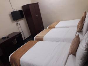 Letto o letti in una camera di Lake Hotel