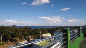 vistas al océano desde el balcón de una casa en Seolhwa Motel en Yangyang