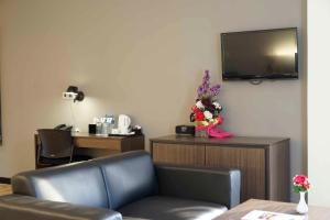 Televiisor ja/või meelelahutuskeskus majutusasutuses Yunna Hotel Lampung