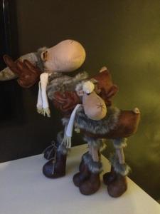 ミッデルケルケにあるMaison Louiseのテーブルの上に二頭の動物のおもちゃの置物