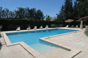 Bazén v ubytování Le Bastidon - Au coeur d'un jardin avec piscine nebo v jeho okolí