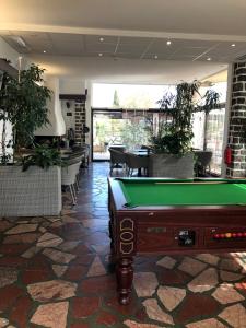 Biliár nebo kulečník v ubytování Hôtel restaurant Mon Auberge