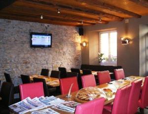 Televiisor ja/või meelelahutuskeskus majutusasutuses Chez Gilles hôtel resto bar SA