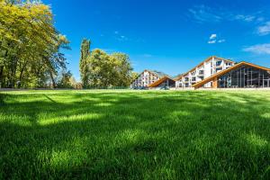 ein großes Grasfeld vor einem Gebäude in der Unterkunft Park Hotel Asarel in Panagjurischte