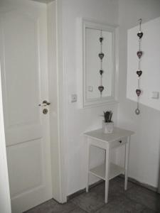 a white room with a white door and a table at Ferienwohnung S_stjern in Schönhagen