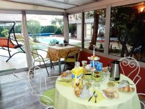 una mesa con comida en el patio en Chambres d'Hôtes de la Grone, en Argelès-sur-Mer
