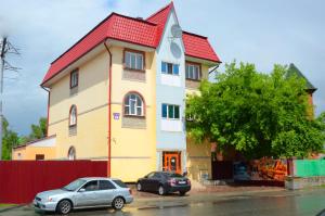 une maison avec deux voitures garées devant elle dans l'établissement Antey, à Novossibirsk