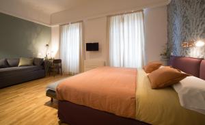 1 dormitorio con 1 cama grande y 1 sofá en B&B Santa Maria del Fiore, en Florencia