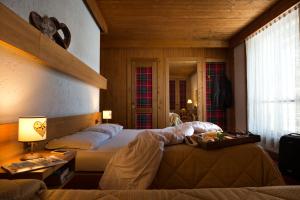Postel nebo postele na pokoji v ubytování Hotel Vezzena + 25 fotografií