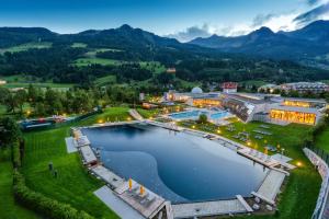 多夫加施泰因的住宿－Bergparadies - inklusive Eintritt in die Alpentherme，享有带大型游泳池的度假村的空中景致