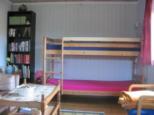 HelsingeにあるTisvildehegn BandBのベッドルーム1室(ピンクのマットレス付きの二段ベッド1組付)