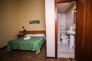 
A bathroom at Hotel Italia
