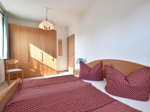 Säng eller sängar i ett rum på Comfortable Apartment in Kuhlungsborn Near Sea
