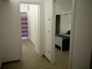 een hal die leidt naar een slaapkamer met een bed bij B&B San Vito in Gravina in Puglia