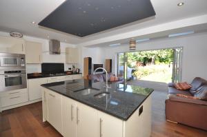 une cuisine avec un grand îlot au milieu dans l'établissement Lord Rod's Guest House, à Staines 20 autres photos