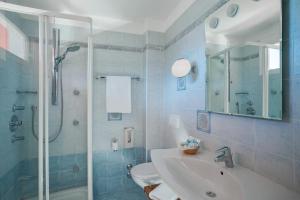 Ένα μπάνιο στο Hotel Londra Slow Living Molveno