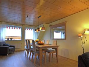 - une salle à manger avec une table et des chaises dans l'établissement Apartment near the ski area, à Medebach