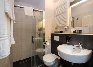 uma casa de banho com um lavatório, um WC e um chuveiro em Best Western Hotel Mariacki Katowice em Katowice