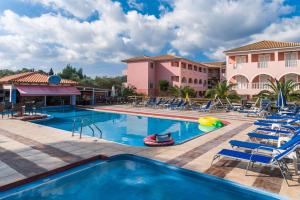 Bazén v ubytování Savvas Hotel nebo v jeho okolí