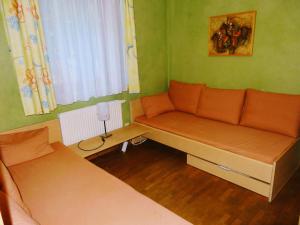 ヴェンディッシュ・リーツにあるFerienpark am Glubigseeのソファと窓が備わる小さな客室です。