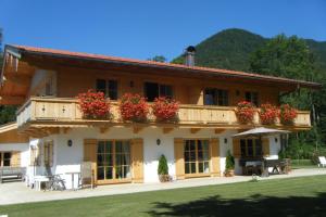 Foto dalla galleria di Gästehaus Pfatischer Hotel Fewo a Rottach-Egern