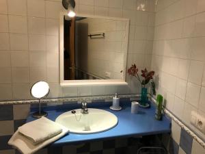 a bathroom with a sink and a mirror at Apartamento La Plazuela in Almagro +70 photos