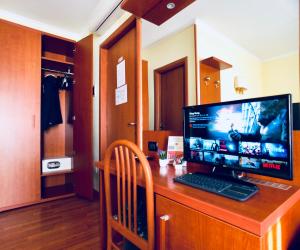 Televízia a/alebo spoločenská miestnosť v ubytovaní Saint Peter Inn