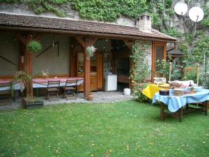 a patio with a table in the yard with a tableablish at 88m² großes Apartment im 1. Stock in Vienna