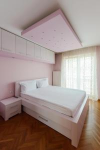 Una cama o camas en una habitación de Garni Hotel Crystal