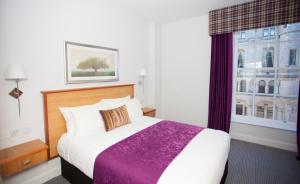 Postel nebo postele na pokoji v ubytování Aberdeen Douglas Hotel