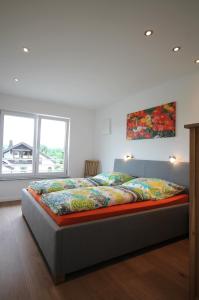 a bedroom with a bed with a colorful blanket at Ferien im Hummelhaus in Lindau